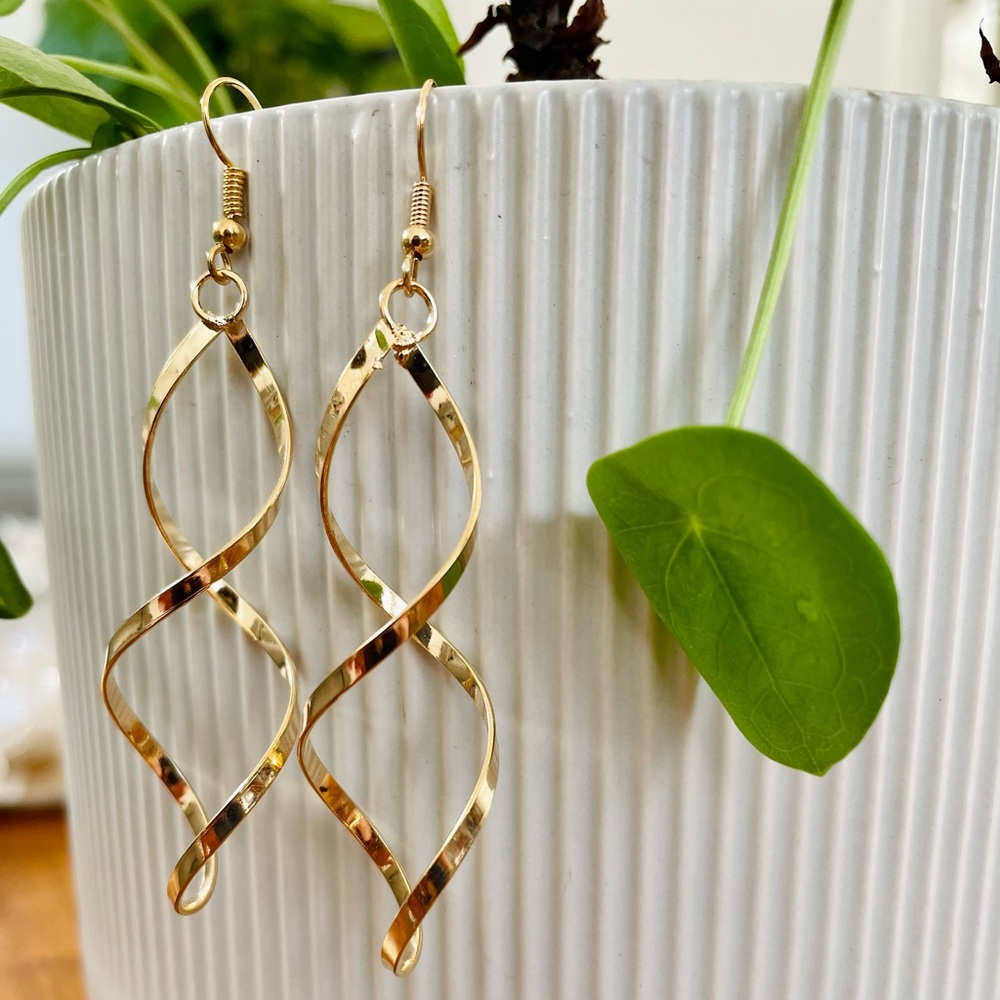 Spiral wave curl Gold color Earrings - Picture 10 of 11